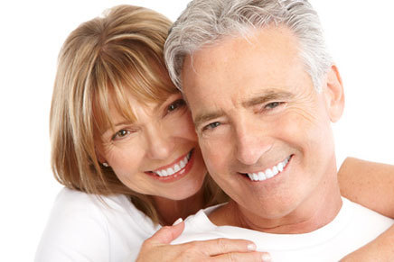 Älteres Paar mit gesunden Zähnen